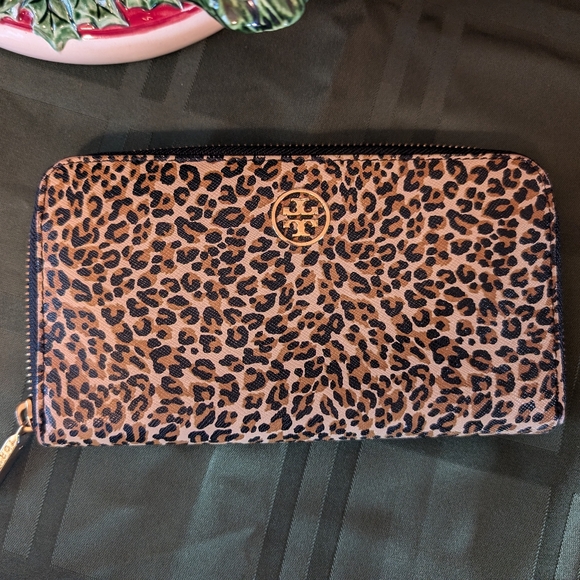 Tory Burch Robinson Leopard Print Long Zip Round Wallet - Picture 1 of 11